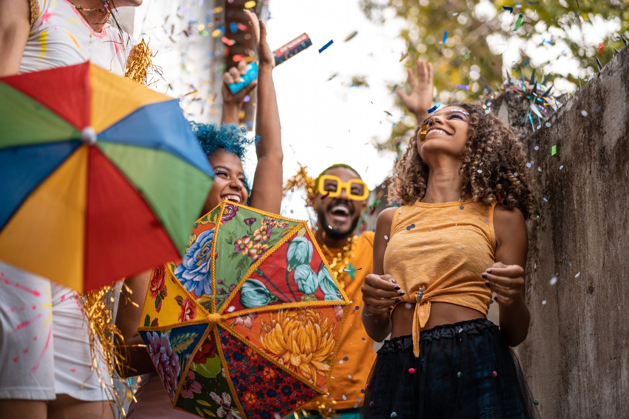 6 dicas de como economizar para viajar no Carnaval e cair na folia