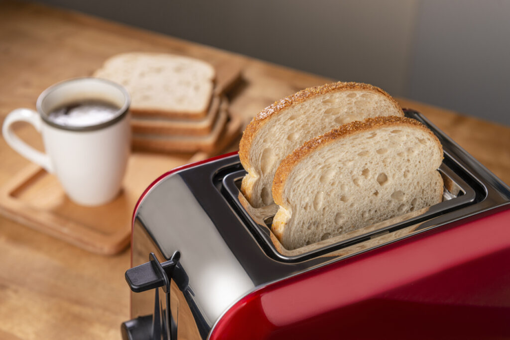 torradeira com dois paes dentro