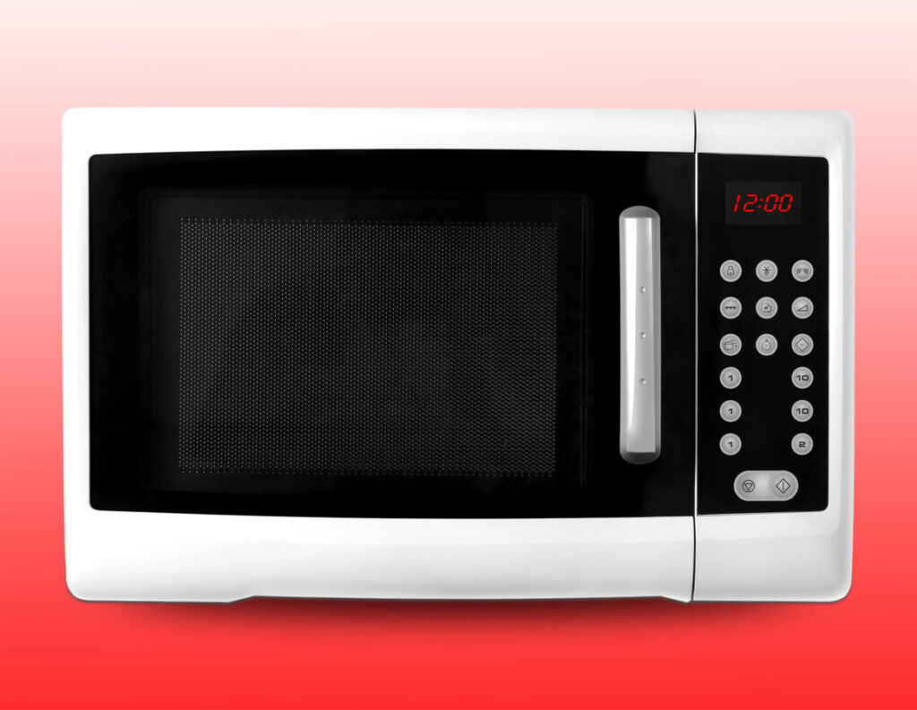 Micro-ondas moderno com painel de controle digital e visor de LED, colocado frente a fundo rosa claro. Ideal para preparar alimentos.