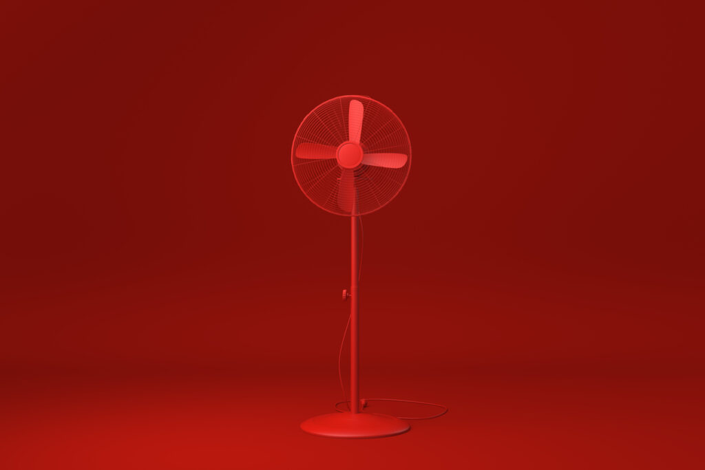 Ventilador de coluna em destaque na cor vermelha, projetado para circulação de ar eficiente. Ideal para ambientes residenciais ou comerciais, com design moderno e funcionalidade avançada.